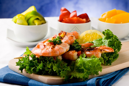 生菜床上美味烤虾的照片蓝底肉桂蛋白尼对虾食物王图片