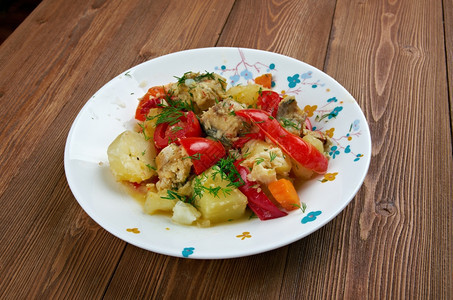 美食Caldeirada葡萄牙鱼类炖菜包括蔬土豆洋葱绿辣椒西红柿葡萄牙语卡尔代拉达图片