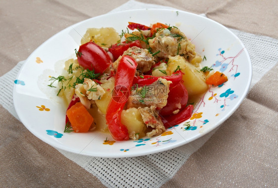 Caldeirada葡萄牙鱼类炖菜包括蔬土豆洋葱绿辣椒西红柿美食滑冰准备好的图片
