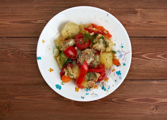 Caldeirada葡萄牙鱼类炖菜包括蔬土豆洋葱绿辣椒西红柿一顿饭卡尔代拉达黑线鳕图片