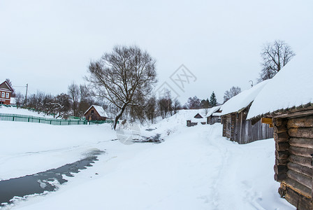 黑色的在俄罗斯Vyatskoe村的冬季日在一条小河岸上站立于一条小河边浴池图片