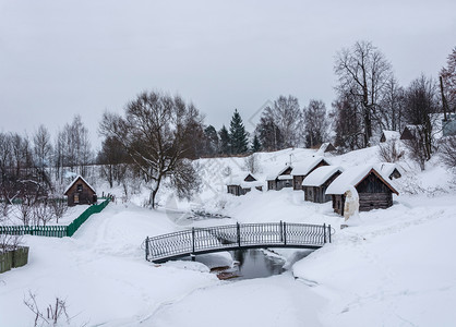浴池地区在俄罗斯Vyatskoe村的冬季日在一条小河岸上站立于一条小河边建筑学图片