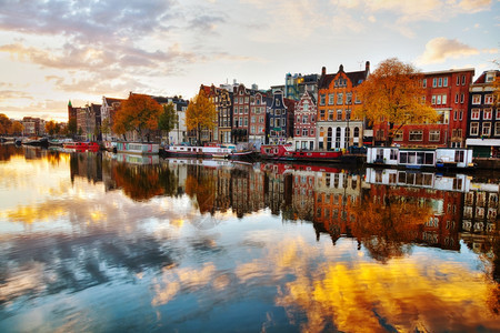 地标街道阿姆斯特丹市风景与阿姆斯特丹河水图片