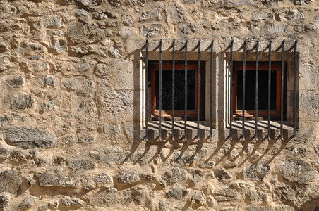 陈年古老的中世纪大楼窗户有铁条锁定城堡图片