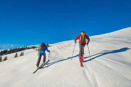 冬季在滑雪场滑雪的人图片