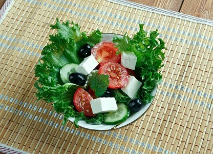 盘子InsalatadiMicistanze蔬菜和西里番茄不同沙拉的叶子树图片