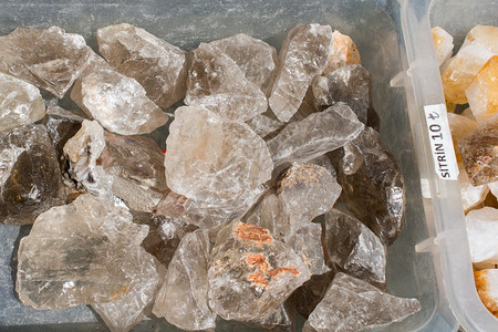 自然次要的地质矿物岩石壳结晶作为地质矿物岩紫色的图片