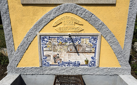 北方喷泉描绘杜罗谷地窖的瓷砖在葡萄牙北部由艺术家莫雷拉阿圭达制作了世界一角著名的Wine港过程图片