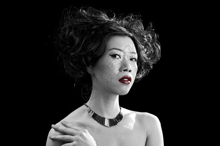 项链美丽的亚洲女人用红嘴唇和裸肩黑白孤立的泰国肩膀图片