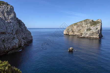 风景优美城堡萨里从意大利撒丁岛西北海岸卡波亚的陆地上观看卡拉德尔Inferno上的福拉达岛图片