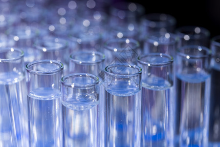 生物技术科学的制药玻璃试管装满机架上液体用于科学研究实验室的玻璃试管图片