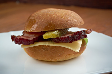 面包食物沙拉美国三明治加培根奶酪和黄瓜图片