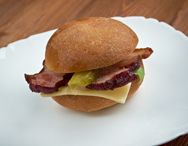 美国三明治加培根奶酪和黄瓜蔬菜芝士汉堡包图片