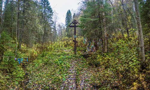 靠近在俄罗斯Kostroma地区Kologrivsky区Sovetsky村附近一个秋天的圣春以纪念母降临神叉美丽的图片