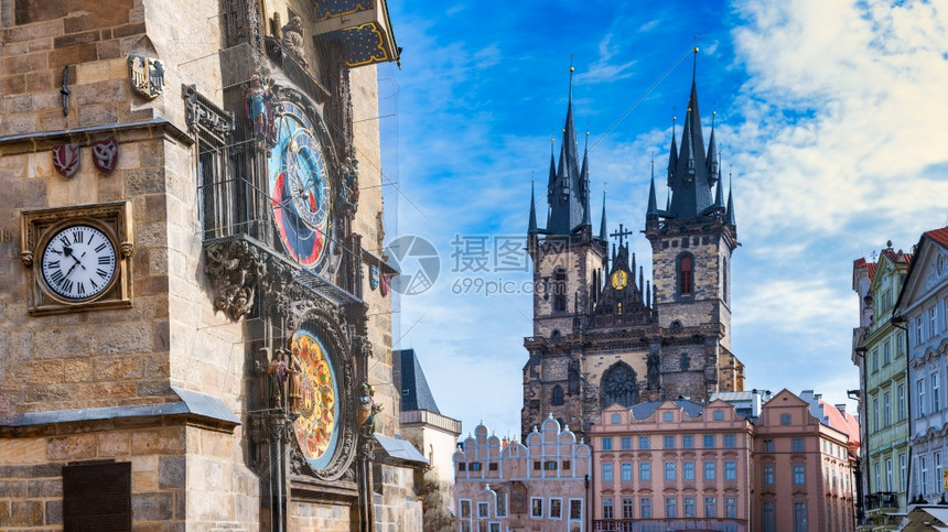 老的旅游布拉格古广场的天文钟和蒂恩圣母玛利亚教堂一起响图片