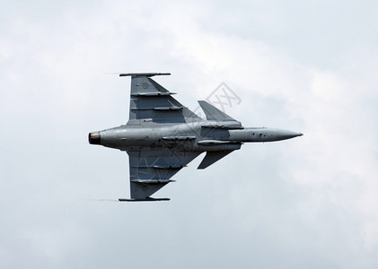 航展天空瑞典军与JAS39GripenDigher在保加利亚克鲁莫沃机场的空中演示201年7月3日蓝色的图片