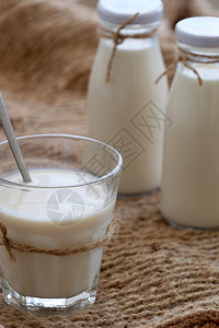 动态牛奶有机的富早餐饮料自制豆类牛奶大和卷饼背景的大豆这种饮料有丰富的蛋白纤维美味营养健康饮品玻璃背景