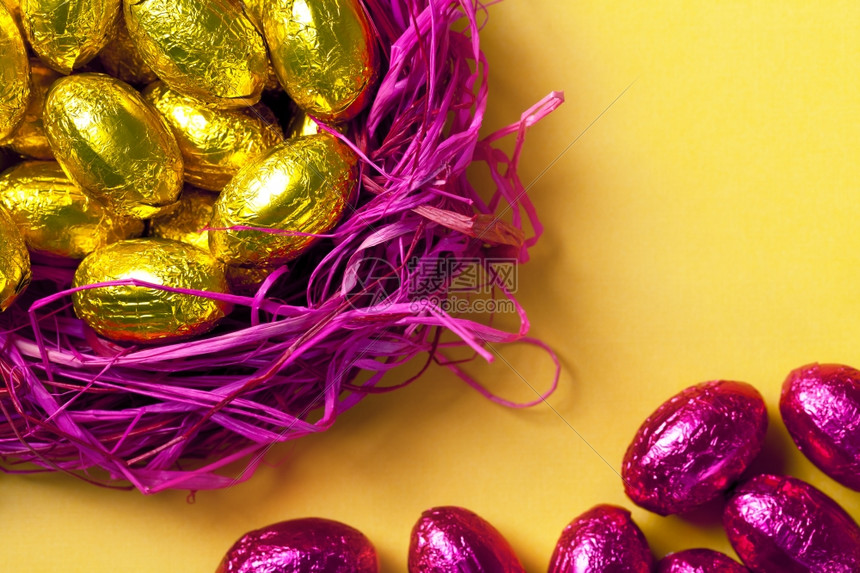 装饰挫败粉红巢中巧克力以东鸡蛋冬假背景选择对金蛋的关注传统图片