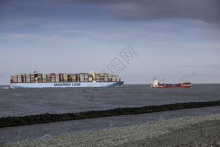 港口集装箱船MaerskSalahlah和一艘小船在LeMaasvlakte港入口处准备转储乐过境图片