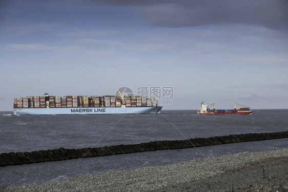 港口集装箱船MaerskSalahlah和一艘小船在LeMaasvlakte港入口处准备转储乐过境图片