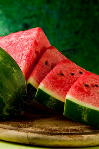 西瓜摆放案板上摆放的西瓜切块背景