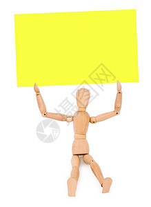 a木制坐人持有黄色纸在白背景上波德希瓦洛夫玩具笔记图片