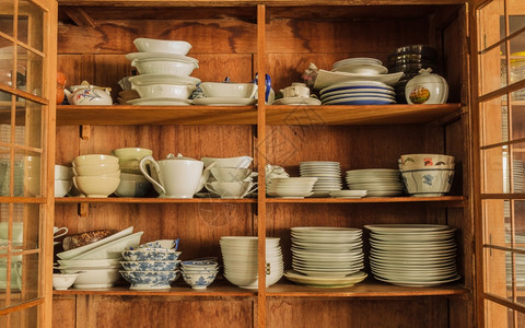 厨房储藏室的木制陶器干净洁具白色图片