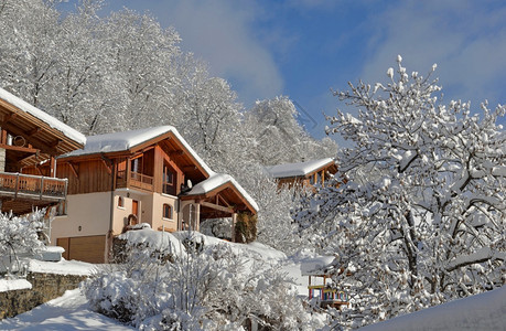 冬季雪景下的小木屋图片