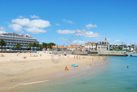 照片来自葡萄牙卡斯凯Cascais市著名惊人的海滩洋水图片