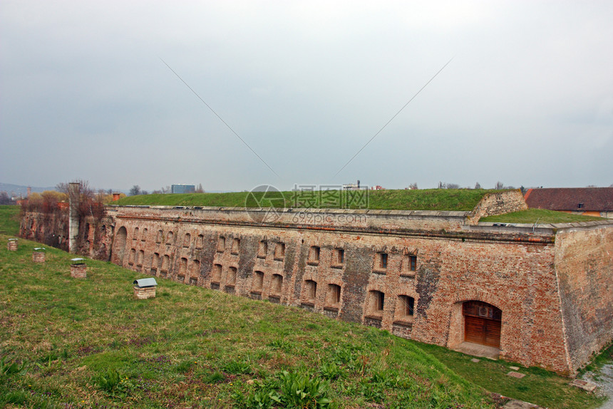 斯拉沃基城市骑士18世纪克罗埃西亚斯拉万基布罗德堡垒Brod的一部分克罗地亚斯拉文基布罗德堡垒克罗地亚堡垒一座大型砖墙两层的建筑图片