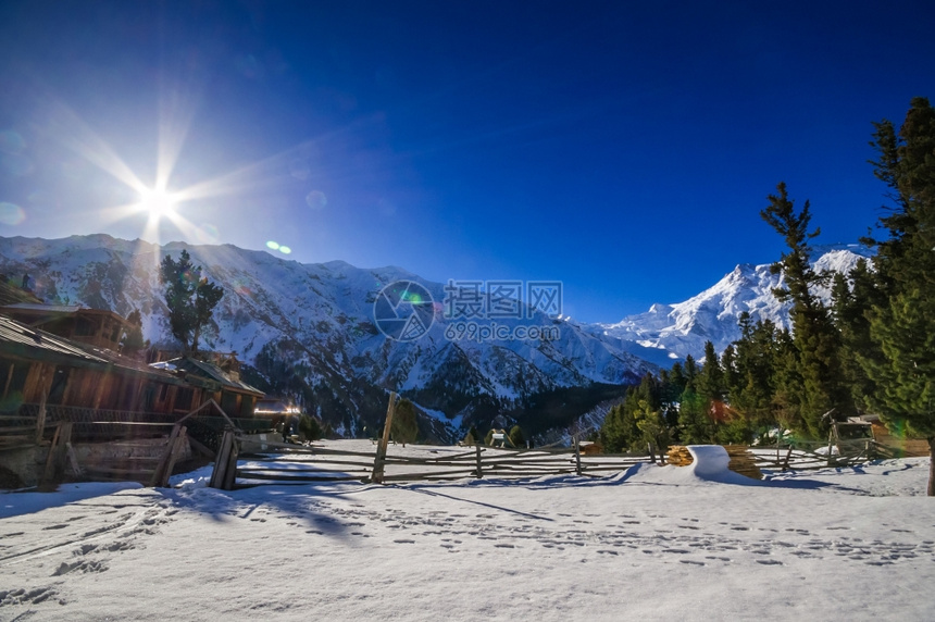 草甸天空山区和谷的久德利姆雪图片