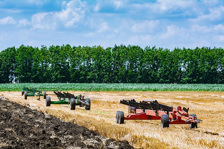 生态系统环境的保加利亚田间农业机械季节图片