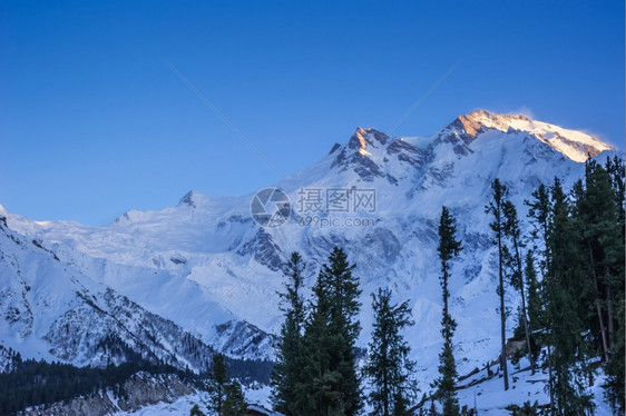 草甸山区峰的古典日出白色图片