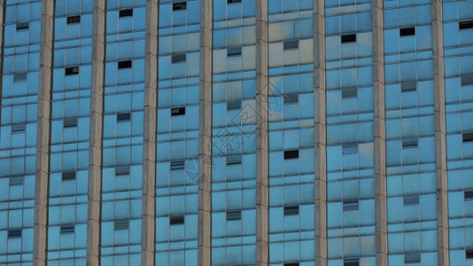外部的玻璃窗靠近反映现代建筑蓝色天的玻璃窗前方其背景摘要法商业图片