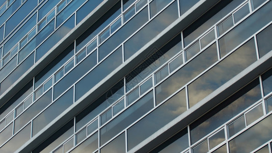 现代的一种玻璃窗靠近反映现代建筑蓝色天的玻璃窗前方其背景摘要视窗图片