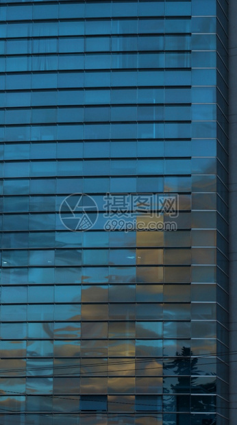 建筑学玻璃窗靠近反映现代建筑蓝色天的玻璃窗前方其背景摘要颜色线条图片