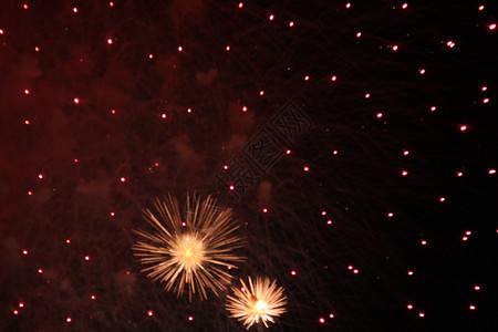 庆祝活动彩色的烟花点亮夜空庆典祝贺爆炸图片