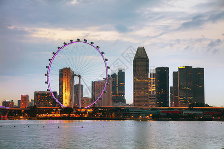 夜里从玛丽娜湾看到新加坡下城金融的市中心水图片