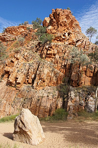 游客EmilyGap东麦克唐纳山脉澳大利亚北部地区全景弹簧图片