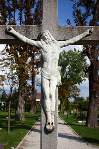 里约热内卢耶稣像基督把一个古老的钉在水泥上受难像复活信仰背景