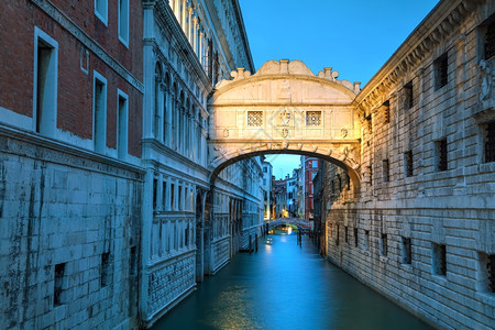 日出时意大利威尼斯的叹息桥庞特欧洲的运河图片