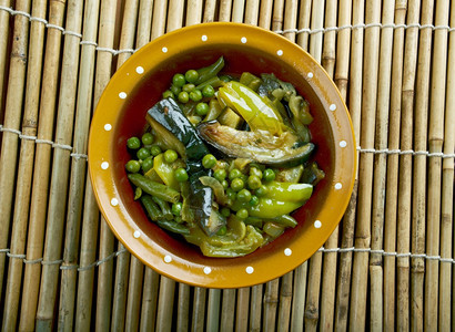生姜Udhiyu古吉拉特邦混合蔬菜盘印度茄子咖喱厨师小吃图片