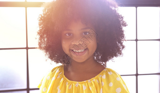 教育美丽的快乐笑小非洲女孩肖像裔图片