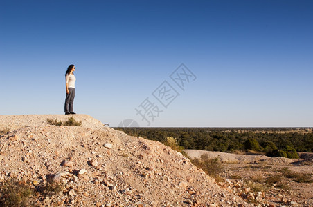 门户14天空矿渣在澳洲农村地区一个极矿址旅游的年轻女青图片