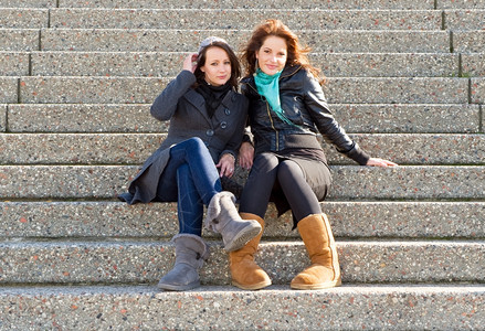 女孩们漂亮的脚步秋天下午两名年轻妇女坐在台阶上图片