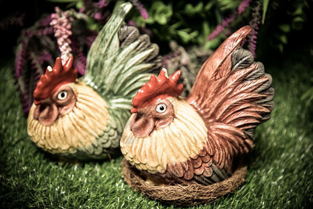 丰富多彩的美丽可爱人造草地上鸡雕像用烤粘土制成图片