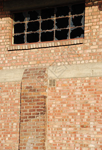 行业窗玻璃破碎的废旧砖房墙壁大楼弃工业的图片