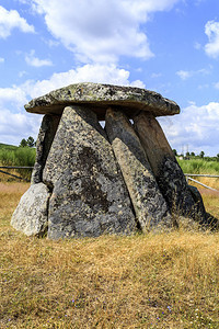 一种道具在葡萄牙阿尔戈德雷斯FornosdeAlgodres附近的屠宰场是一座有9道的墓穴据信它位于公元前29064年新石化时代图片