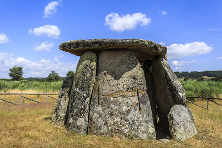 相信在葡萄牙阿尔戈德雷斯FornosdeAlgodres附近的屠宰场是一座有9道的墓穴据信它位于公元前29064年新石化时代风景图片
