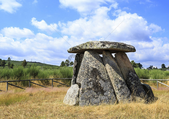 在葡萄牙阿尔戈德雷斯FornosdeAlgodres附近的屠宰场是一座有9道的墓穴据信它位于公元前29064年新石化时代走廊考古图片